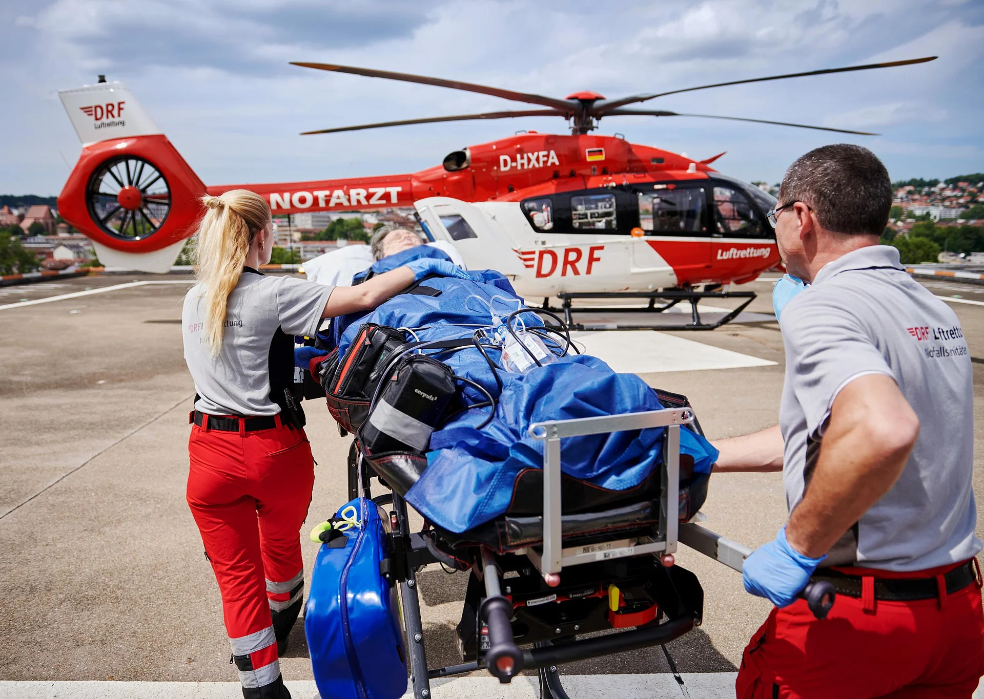 Crew der DRF Luftrettung im Notfalleinsatz am Rettungshubschrauber