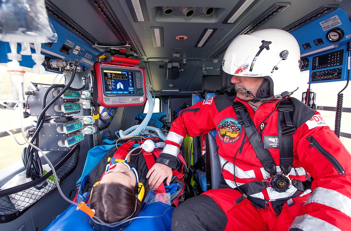 Medizinische Besatzung der DRF Luftrettung bei einem Einsatz im Rettungshubschrauber