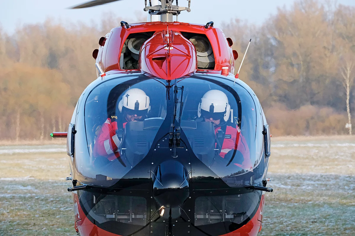 Rettungshubschrauber H145 der DRF Luftrettung auf einem Landeplatz