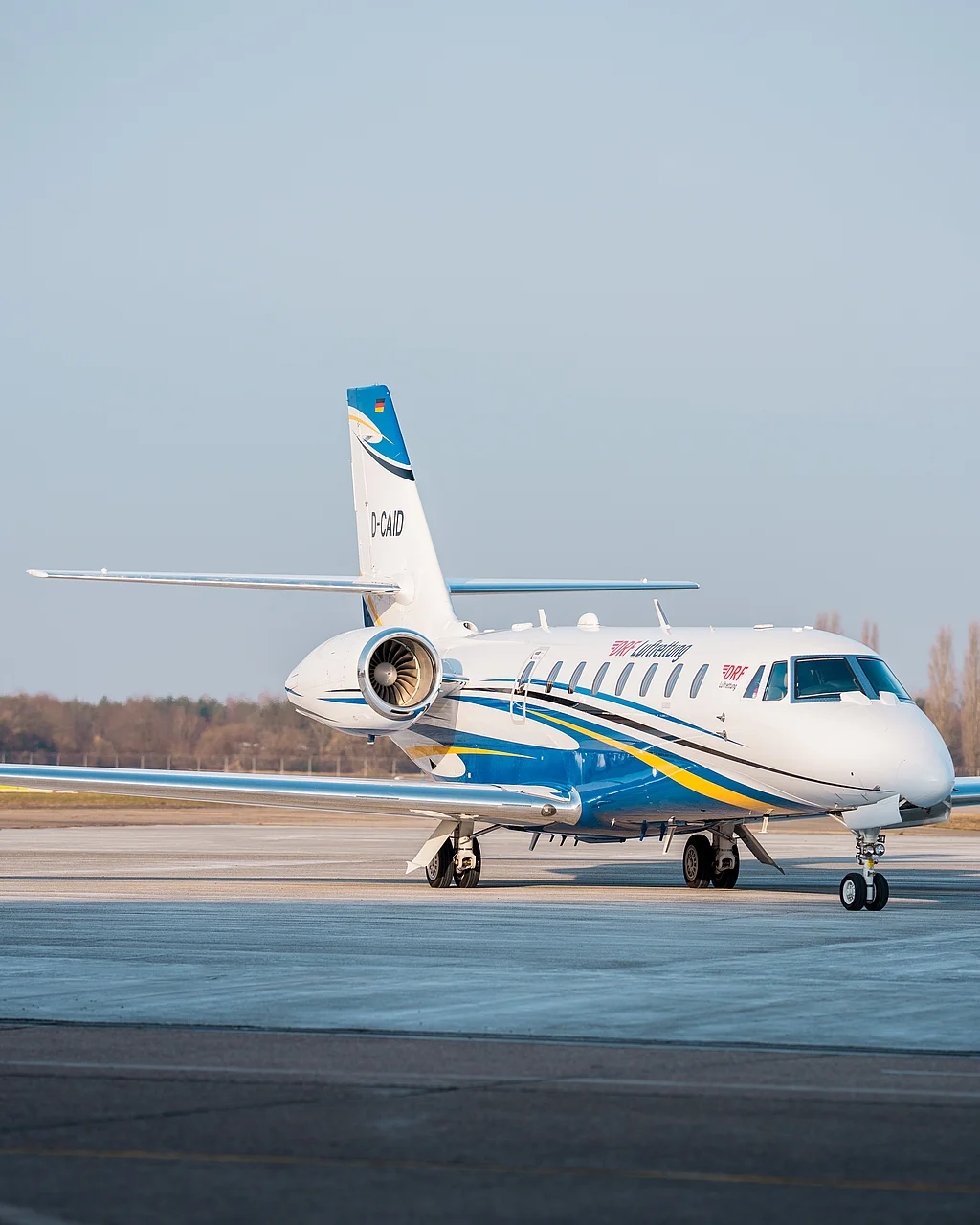Ambulanzflugzeug des Typs Cessna Citation Sovereign auf dem Vorfeld eines Flughafens
