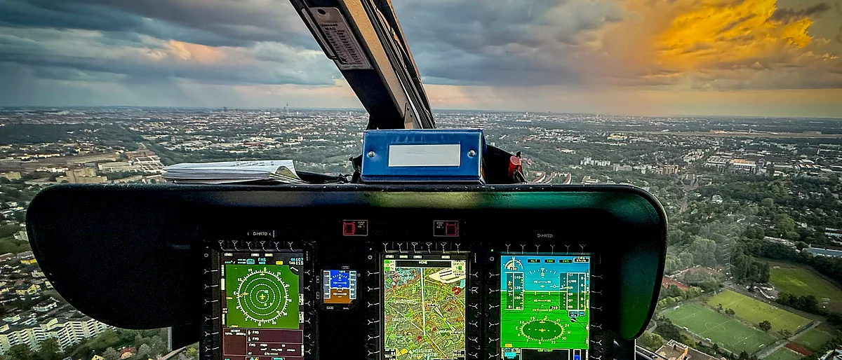 Cockpitansicht eines Rettungshubschraubers mit digitaler Navigation während eines Fluges