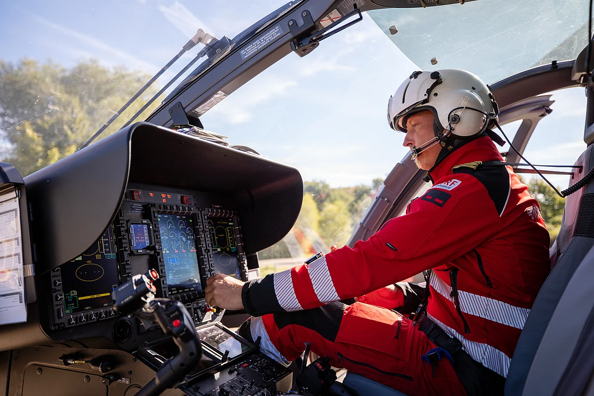 Pilot der DRF Luftrettung während eines Einsatzfluges im Cockpit