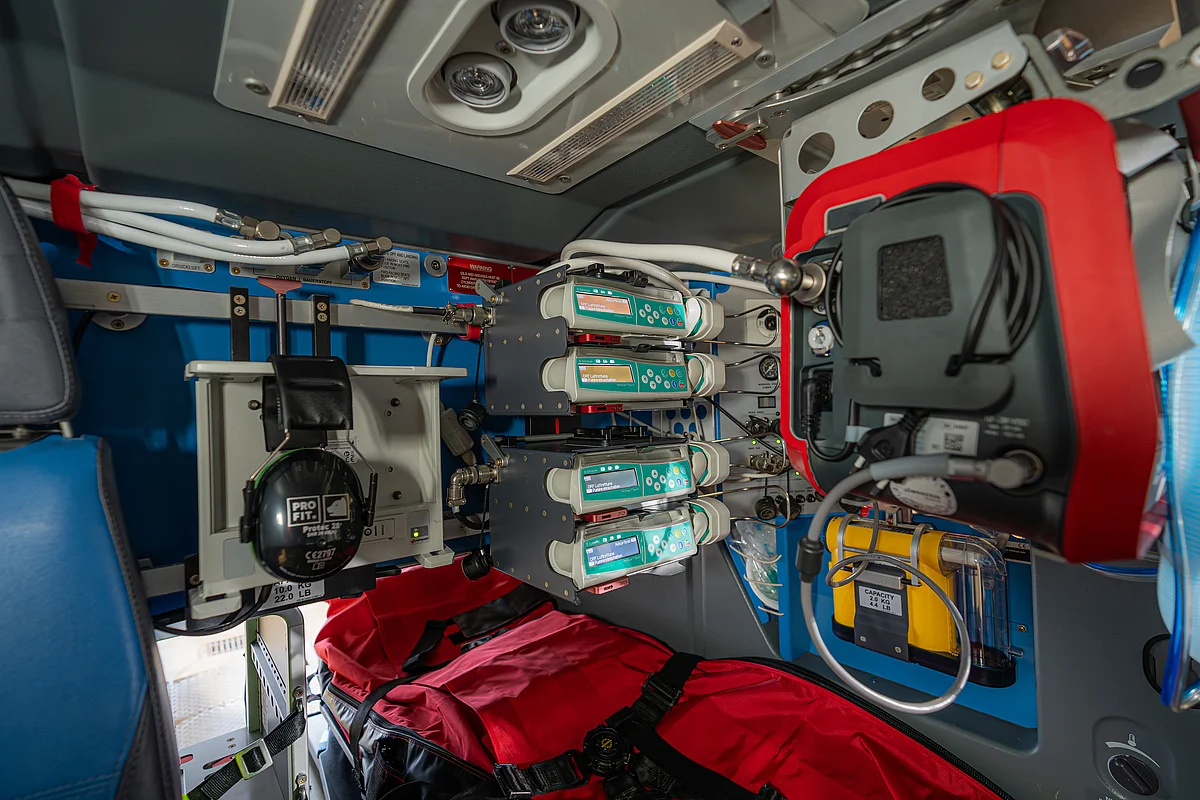Intensivmedizinische Geräte und Überwachungstechnik in einem Intensivtransporthubschrauber