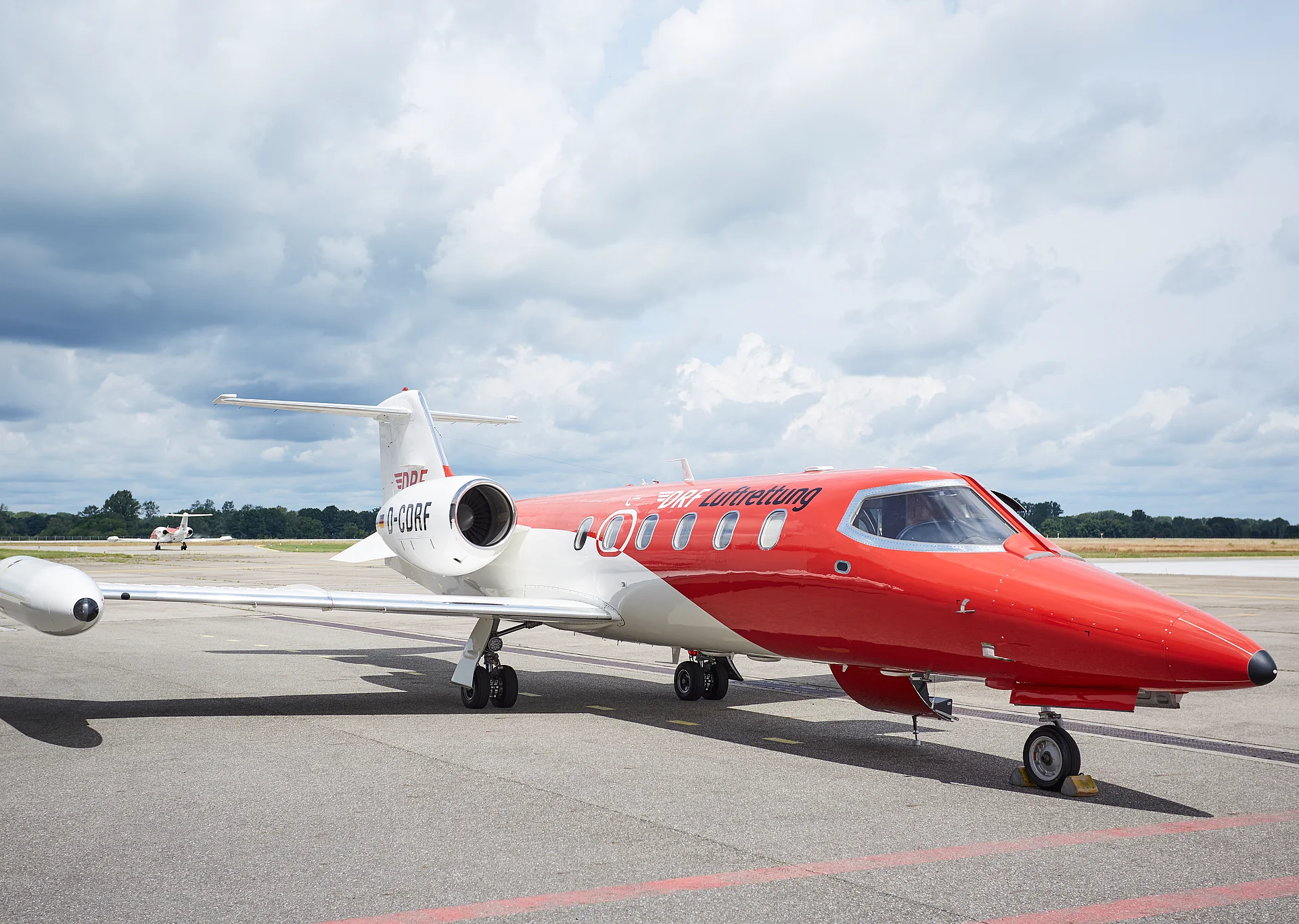 Ambulanzflugzeug vom Typ Learjet 35A der DRF Luftrettung auf dem Vorfeld