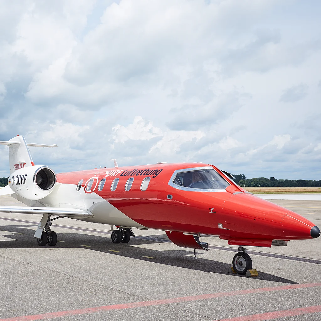 Ambulanzflugzeug des Typs Learjet 35A auf dem Vorfeld eines Flughafens