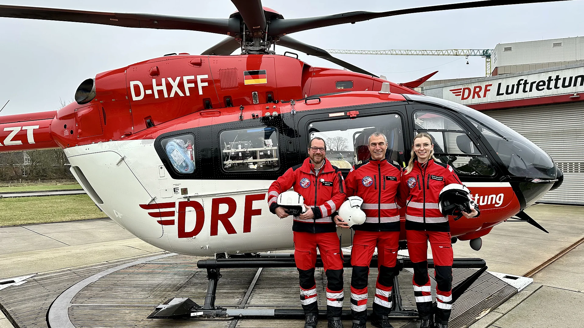 Einsatzcrew der DRF Luftrettung vor dem Rettungshubschrauber Christoph Europa 5 in Niebüll