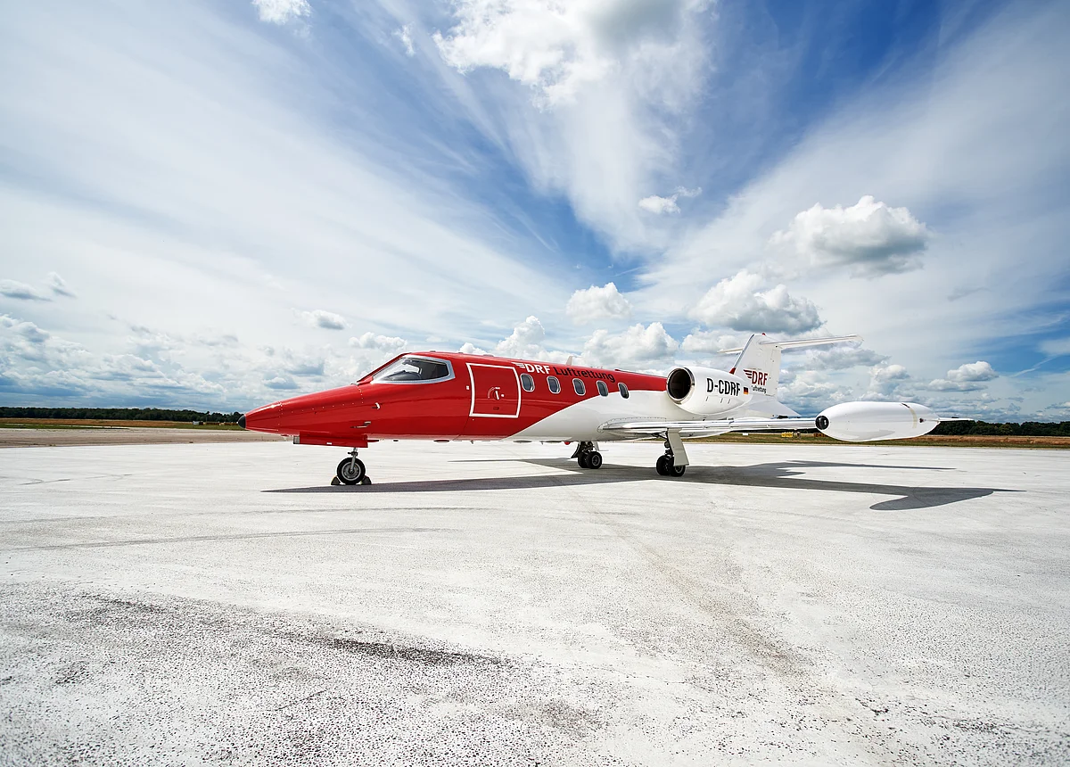 Learjet der DRF Luftrettung auf einem Flugplatz