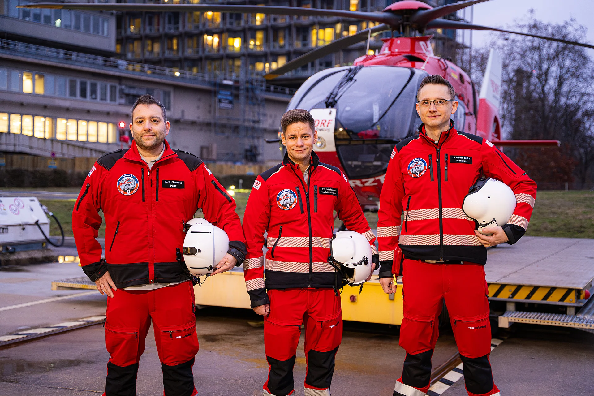 Einsatzcrew der DRF Luftrettung vor dem Rettungshubschrauber Christoph 31 in Berlin-Steglitz