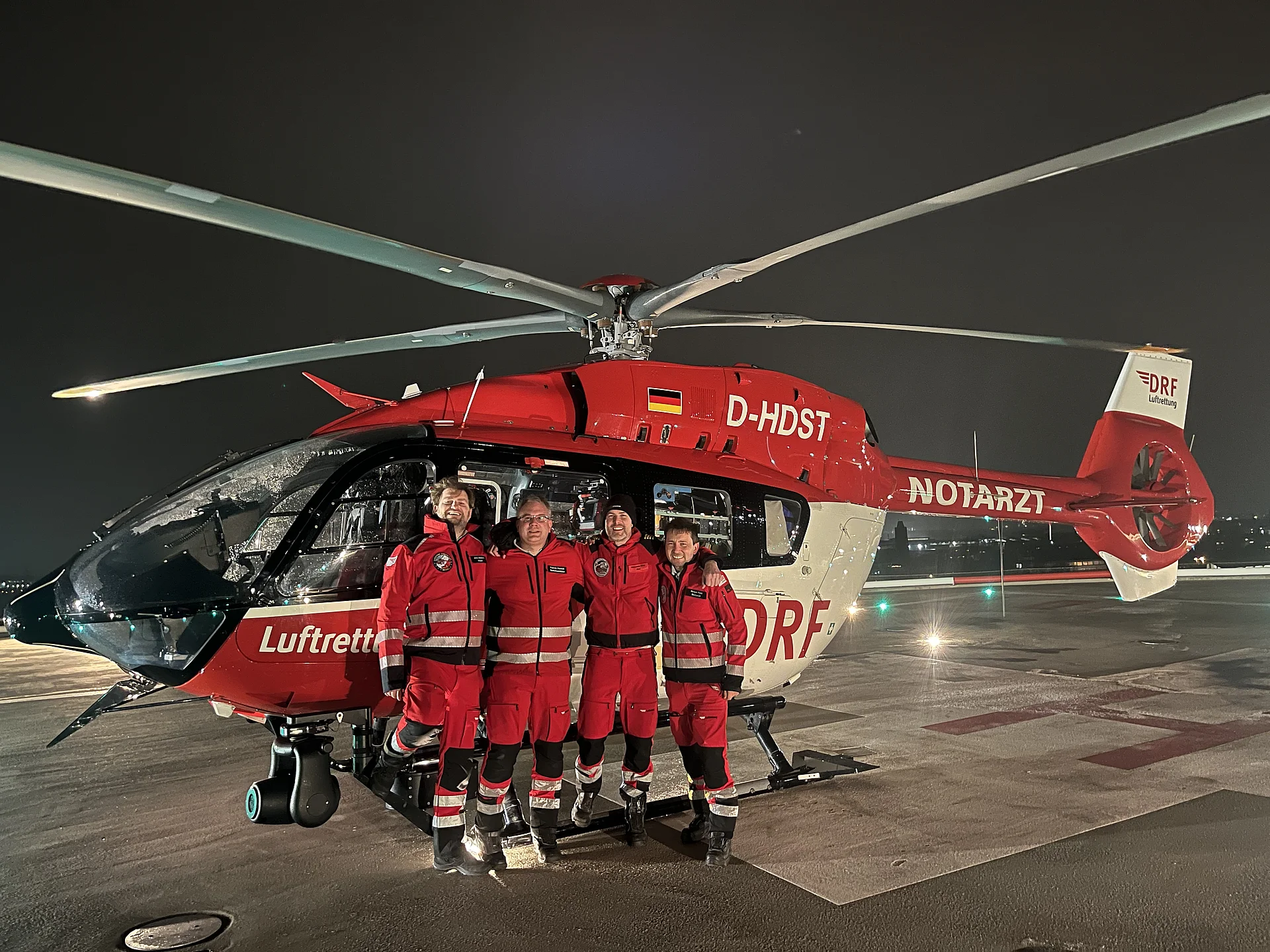 Einsatzcrew der DRF Luftrettung vor dem Rettungshubschrauber Christoph Dortmund am Flughafen Dortmund